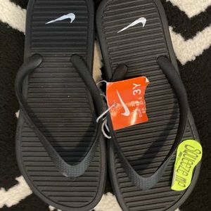 Kids Nike flip flops size 3. NWT